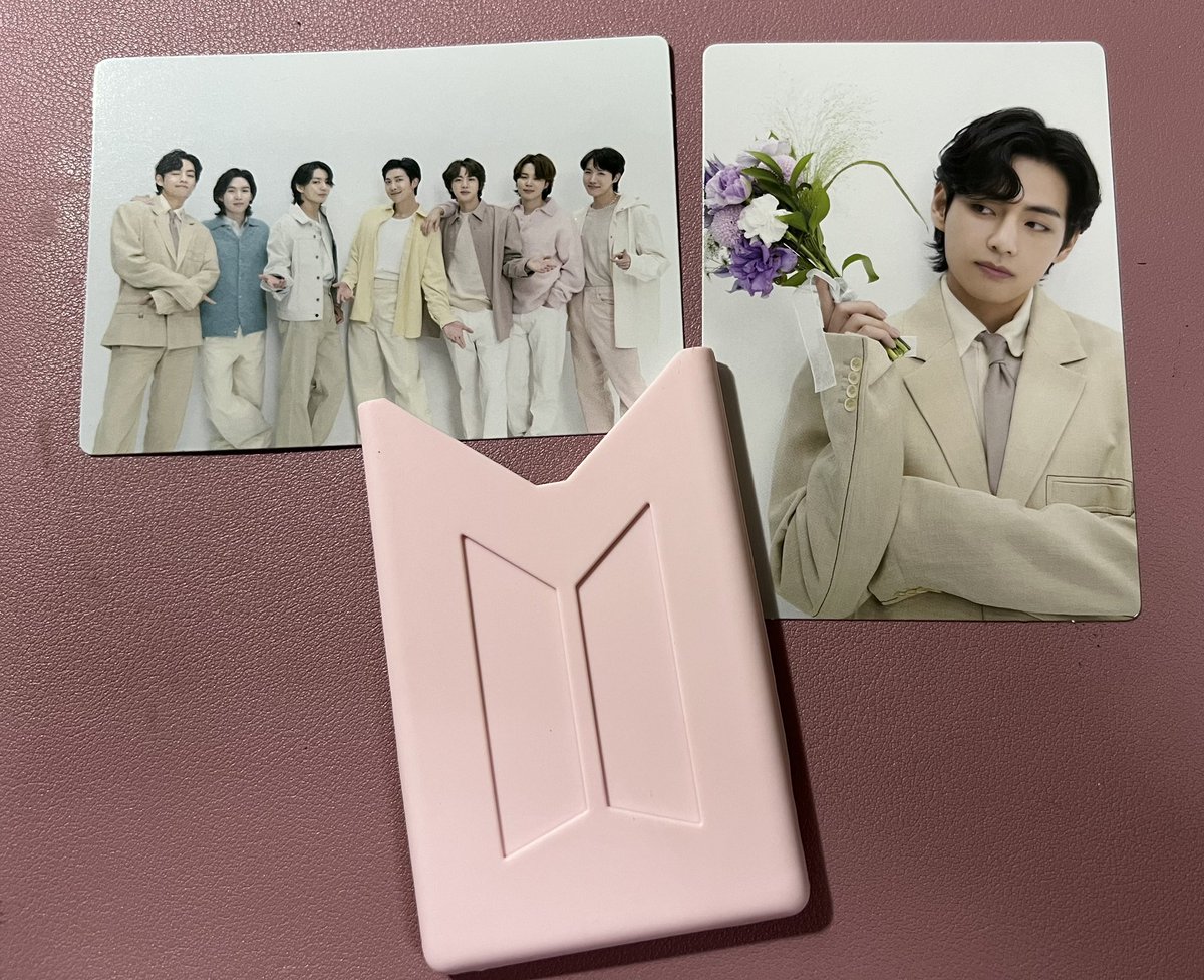 alpacartsj's tweet photo. ੈ✩‧₊˚ #alpacartsj_deals || wts lfb bts ph

 ˗ˏˋ ARMY MEMBERSHIP CARD HOLDER + V &amp; OT7 PC ´ˎ˗
 
·˚ ༘ ₱350 + pf + lsf
·˚ ༘ 9/10 condi (dm for vid condi)
·˚ ༘ mod: j&amp;t / ggx
·˚ ༘ mop: gcash
·˚ ༘ payo or dop (50%  dp ; bal next week)

🏷️ bts 10th army membership card holder pc https://t.co/GL9uK8ROm4