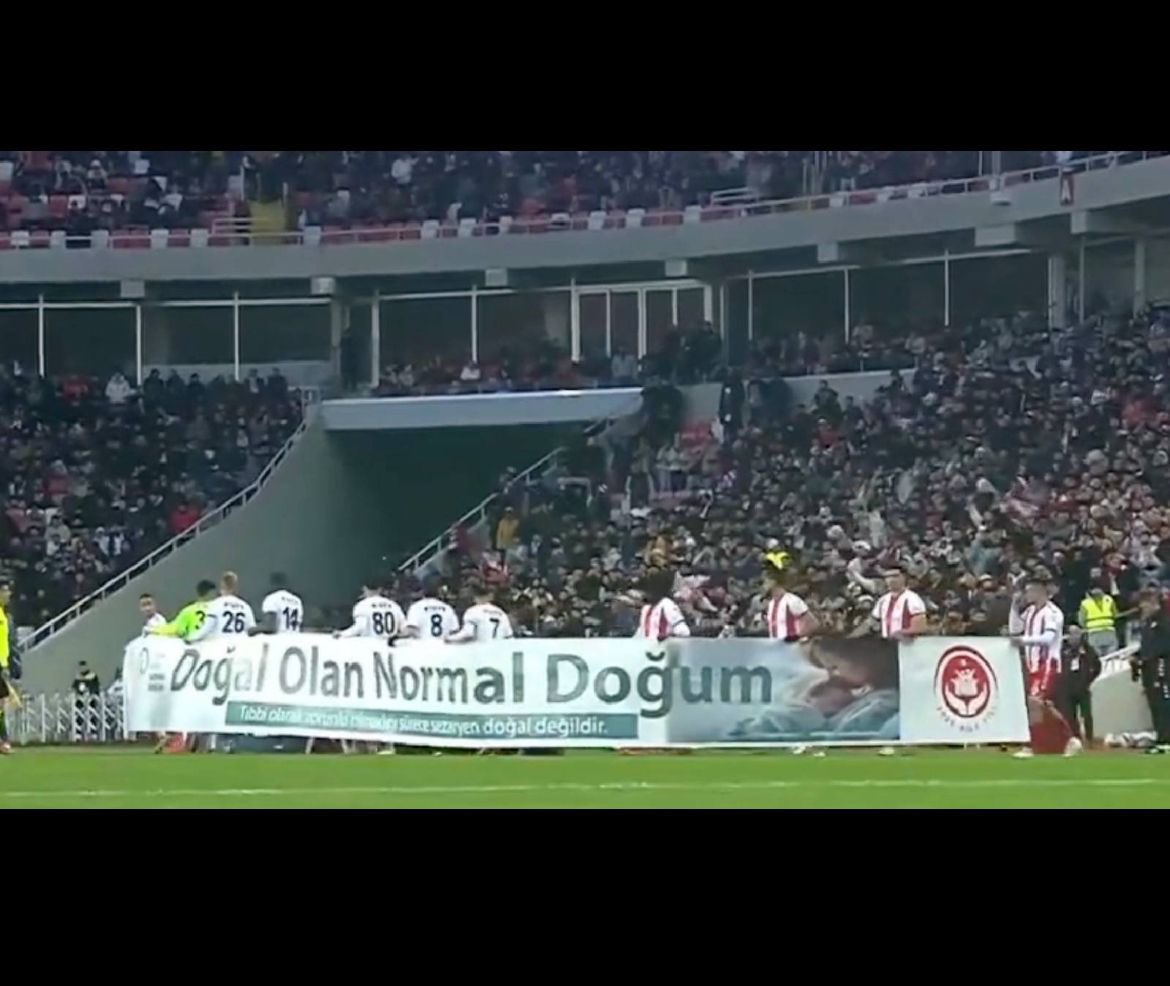 Doğal olan sizin konuşmamanız! 
Erkek futbolcuların haddine midir kadının nasıl doğum yapacağı!? 
Erkeklerin haddine midir, bedenimiz üzerine laf konuşmak!
Onlara bu haddi verenlerin, İstanbul Sözleşmesi’nden çekilerek kadın yaşamını hiçe sayanların politikalarını, direncimizle