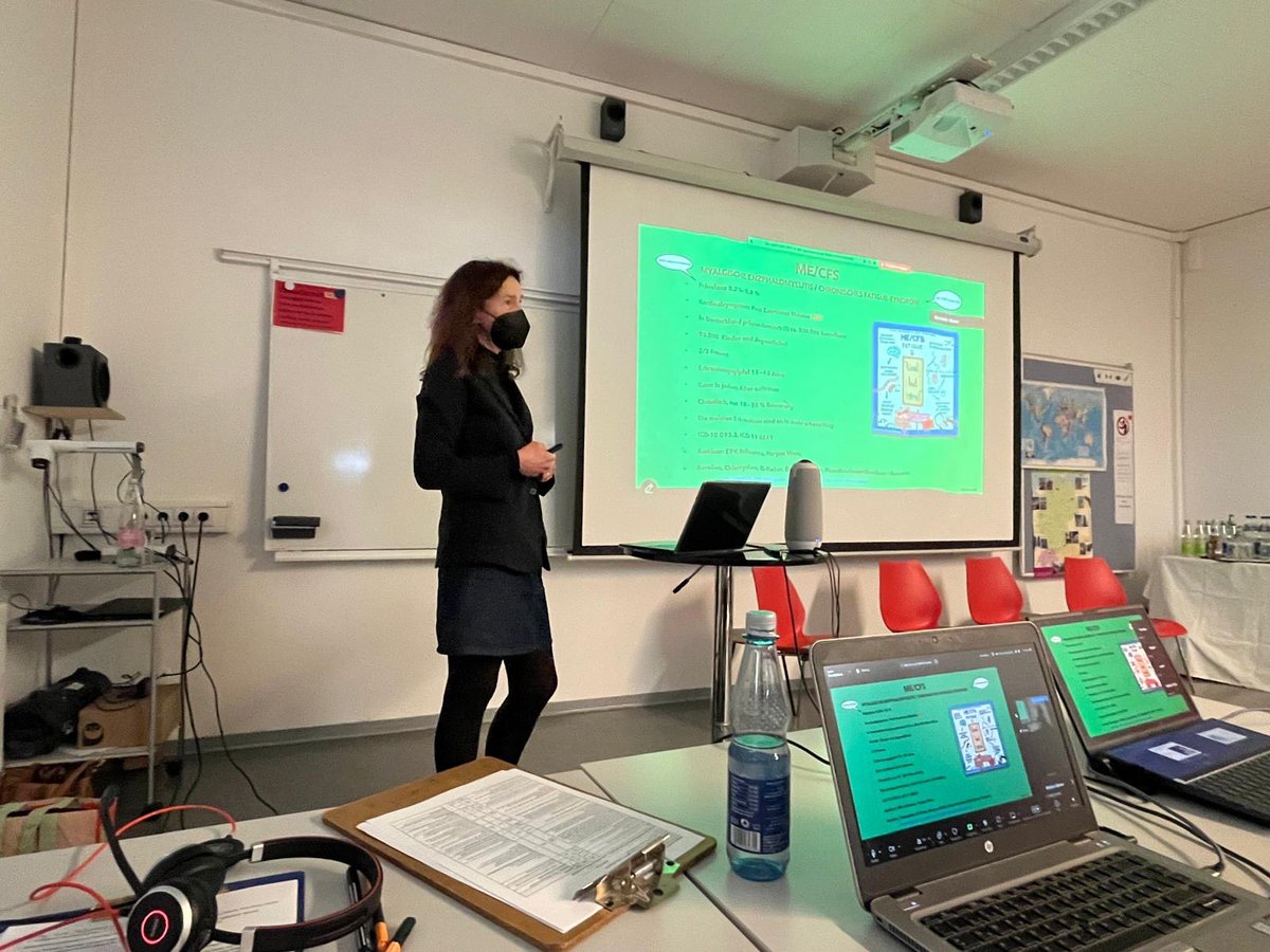 Schwer an ME/CFS erkrankte Menschen waren nicht
„schon immer so krank":
#MECFS schleicht sich ein.
Oft beginnt es nach einer Infektion;die Symptome werden lange ignoriert, bagatellisiert,falsch eingeordnet(„Muss wieder mehr für meine Fitness tun"), küchenpsychologisch gedeutet.👇🏼