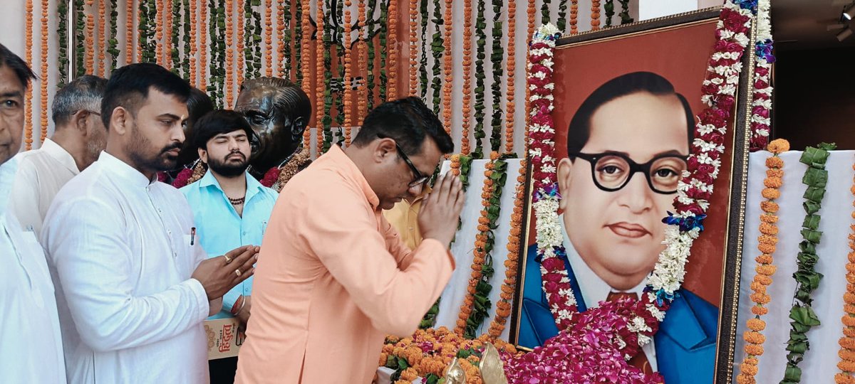 BidlaMahipal's tweet photo. आज बीजेपी राष्ट्रीय कार्यालय में भारत रत्न श्रद्धेय बाबा भीम राव अम्बेडकर जी की जयंती के उपलक्ष्य में बाबा साहब को श्रद्धा सुमन अर्पित किए 🌹 https://t.co/5k79kfEqJI