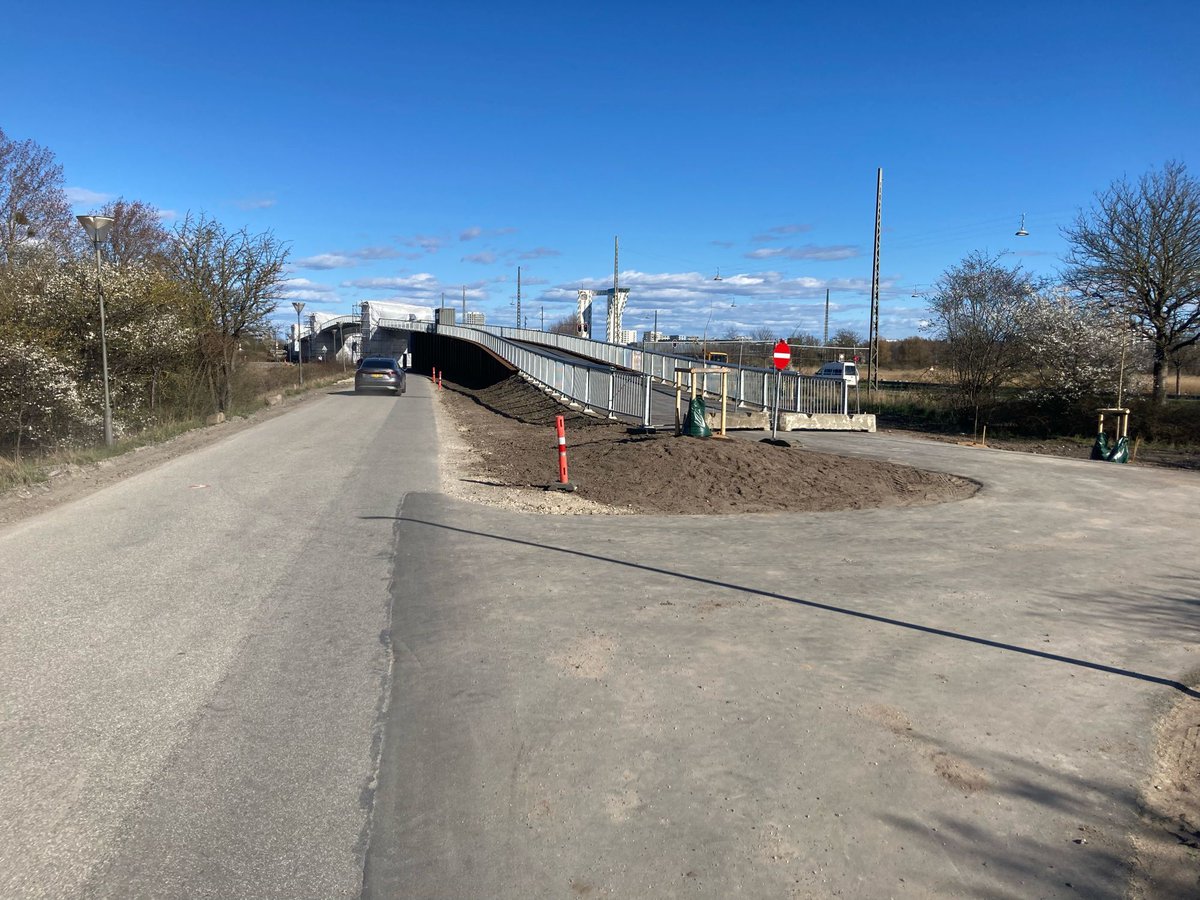 A new urban shortcut for cyclists about to open. Learn more about how to entice people onto their bikes in Copenhagen with 21stCenturyCity.dk 21stcenturycity.dk