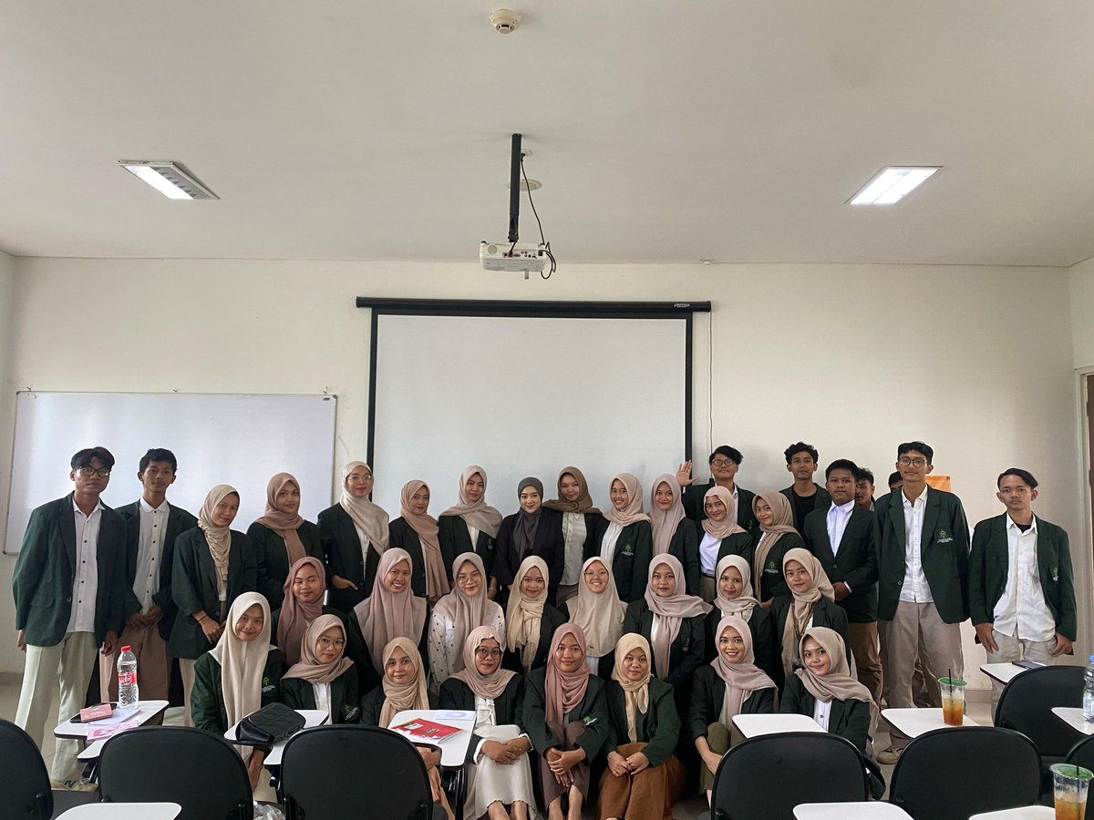 Pada Hari Minggu 13 April 2025, HMPS Perbankan Syariah UIN K.H Abdurrahman Wahid Pekalongan melalui departemen PSDI (Pengembangan Sumber Daya Insani ) mengadakan agenda Sharia Banking Skill Practice (SBSP) yang bertemakan "From Theory to Practice, Real-World Islamic Banking"