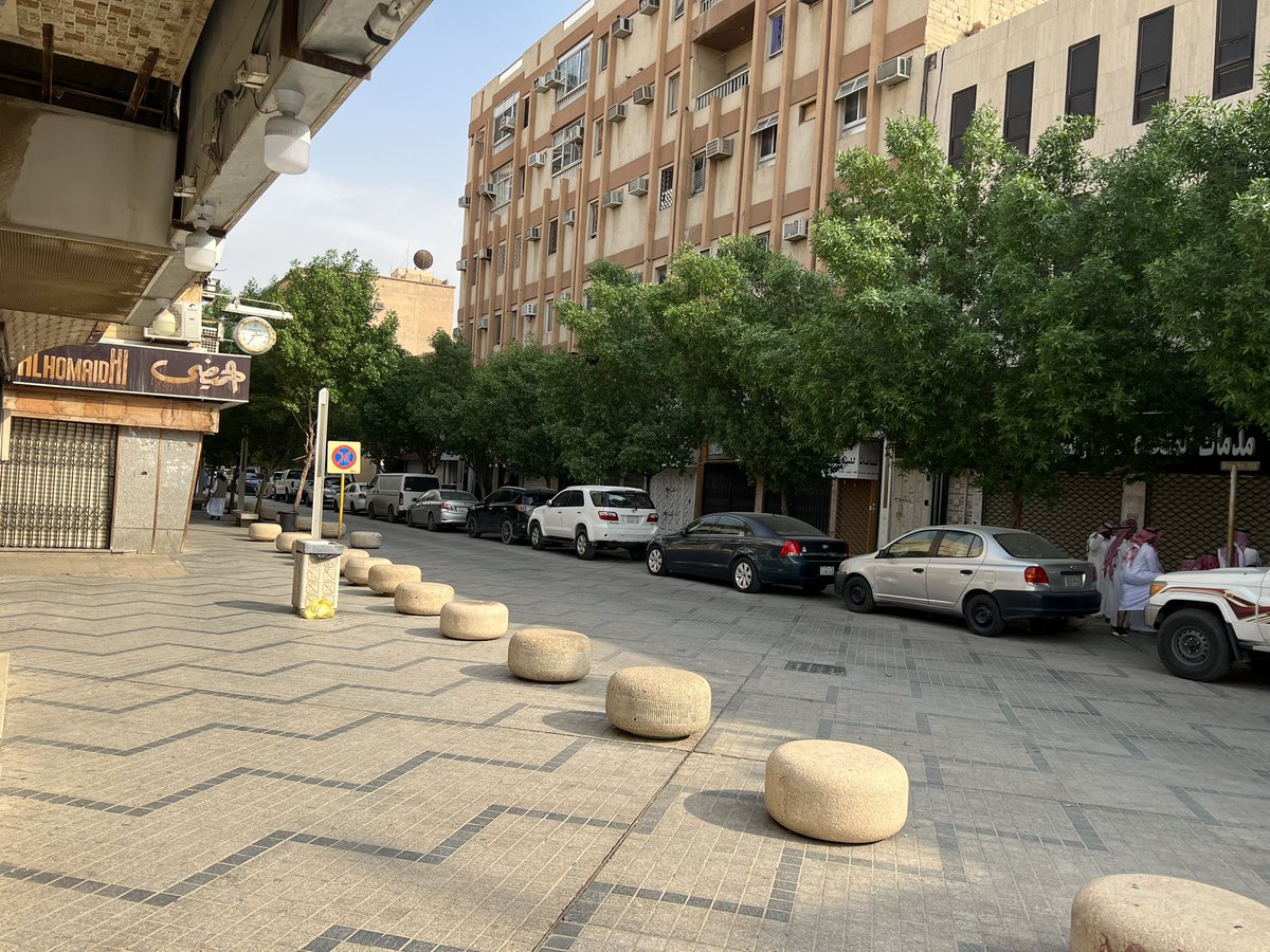 شارع الثميري بين زمنين 
الستينات واليوم وبنفس زاوية المصور 
  #الرياض_زمان  #past_and_then
لازال وجهة ممتعة للتسوق و تقضية اوقات جميلة بالقرب من #المصمك التاريخي وحي #الدحو التاريخي ايضا والذي اصبح جاهزاً لاستقبال الزوار وهو بجوار محطة قطار قصر الحكم وسط الرياض ..