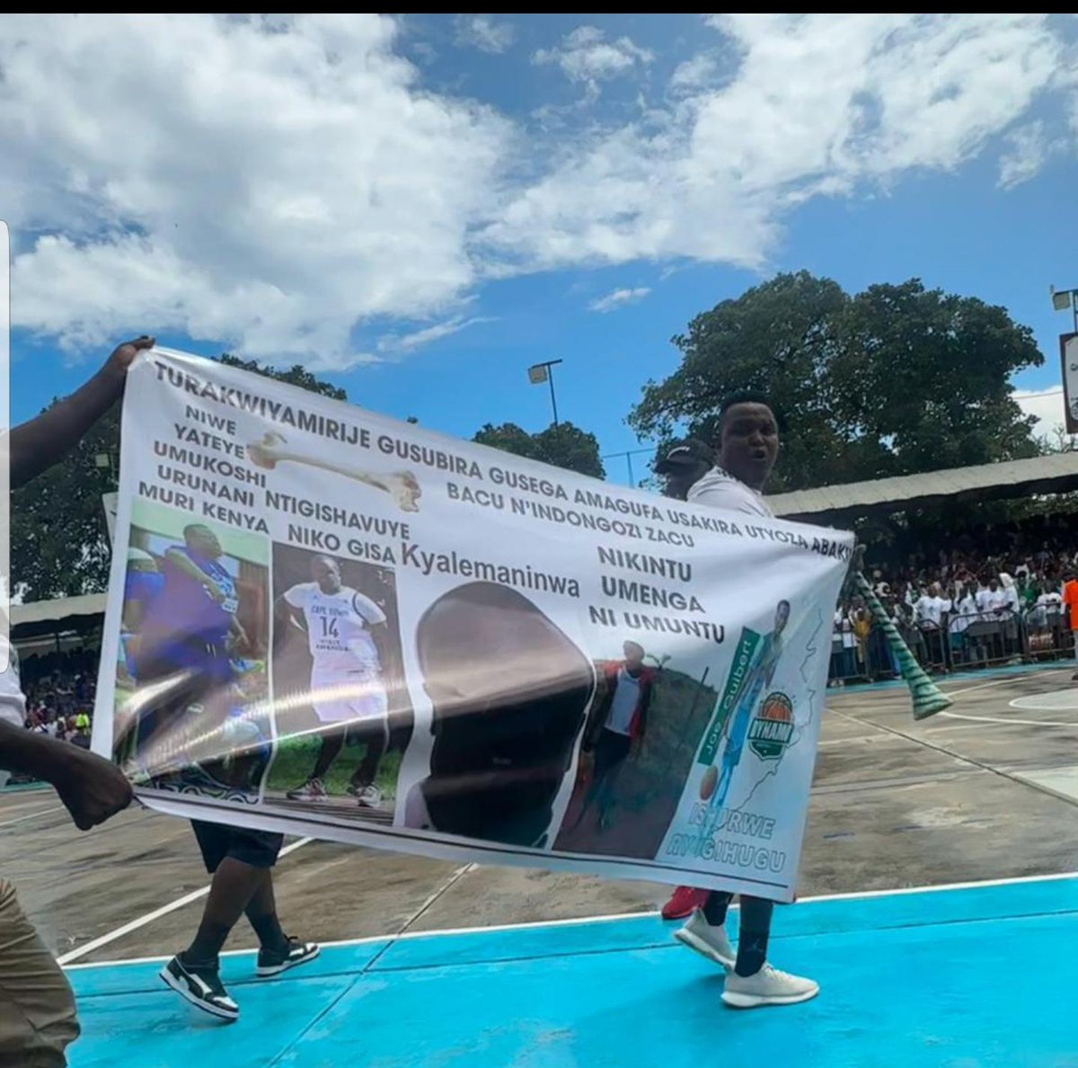 Sir_Umuhirwaa2's tweet photo. 🚨🏀🇧🇮 Insolites zabaye ejo muri Derby ya Urunani 🆚 Dynamo 💀🔥
1. @dramat17 Singing #Kosho with the whole crowd
2. Dynamo fans trolling @GygyGhylain
3. Imvura 🌧️
4. No caption, irabiree 💀🍑😂 https://t.co/SDz5AC4yDh