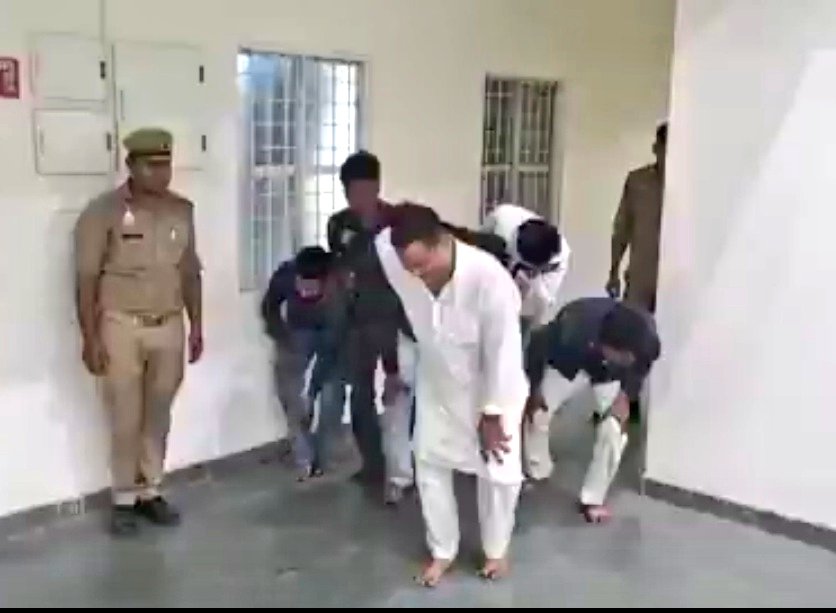NewsAlgebraIND's tweet photo. HUGE 🚨 6 Muslim Men who attacked Burqa-Clad girl for travelling with Hindu Boy are now limping In Police Custody 🔥🔥

Now, They are now unable to even walk properly with broken legs.

Girls and Hindu Boy work in a bank & were on bike. 

Radicals then pulled them off the bike & also beat both of them. They even molested Muslim Girl.

Yogi Police did immediate justice 🔥