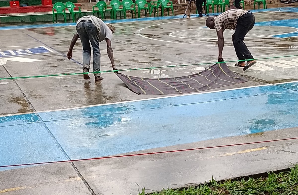 Sir_Umuhirwaa2's tweet photo. 🚨🏀🇧🇮 Insolites zabaye ejo muri Derby ya Urunani 🆚 Dynamo 💀🔥
1. @dramat17 Singing #Kosho with the whole crowd
2. Dynamo fans trolling @GygyGhylain
3. Imvura 🌧️
4. No caption, irabiree 💀🍑😂 https://t.co/SDz5AC4yDh