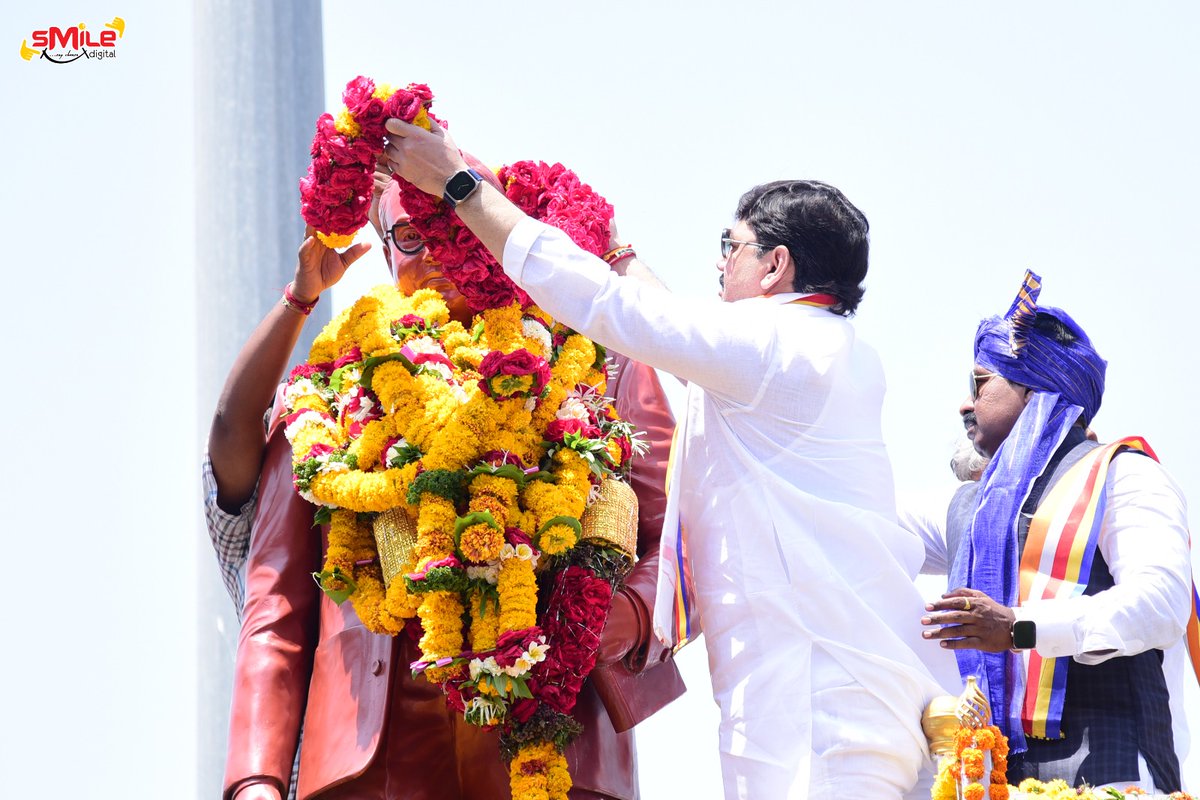 dhananjay_munde's tweet photo. आज भारतीय राज्य घटनेचे शिल्पकार, महामानव, भारतरत्न, वंदनीय डॉ. बाबासाहेब आंबेडकर यांच्या जयंतीनिमित्त परळी वैद्यनाथ शहरातील रेल्वे स्थानक परिसरातील डॉ.बाबासाहेब आंबेडकर यांच्या पुतळ्यास पुष्पहार अर्पण करून अभिवादन केले. यावेळी आयोजित मोफत वही - पेन वाटप उपक्रमात सहभागी झालो.

#जय_भीम 
#DrBabasahebAmbedkar 
#DrBabasahebAmbedkarJayanti 
#Parli