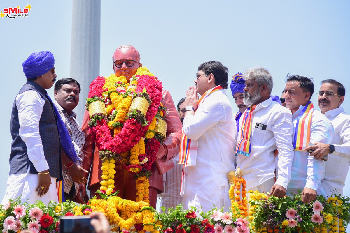 dhananjay_munde's tweet photo. आज भारतीय राज्य घटनेचे शिल्पकार, महामानव, भारतरत्न, वंदनीय डॉ. बाबासाहेब आंबेडकर यांच्या जयंतीनिमित्त परळी वैद्यनाथ शहरातील रेल्वे स्थानक परिसरातील डॉ.बाबासाहेब आंबेडकर यांच्या पुतळ्यास पुष्पहार अर्पण करून अभिवादन केले. यावेळी आयोजित मोफत वही - पेन वाटप उपक्रमात सहभागी झालो.

#जय_भीम 
#DrBabasahebAmbedkar 
#DrBabasahebAmbedkarJayanti 
#Parli