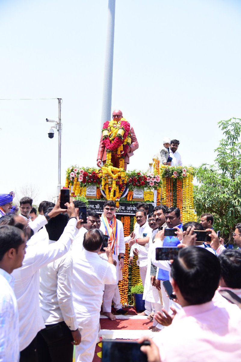 dhananjay_munde's tweet photo. आज भारतीय राज्य घटनेचे शिल्पकार, महामानव, भारतरत्न, वंदनीय डॉ. बाबासाहेब आंबेडकर यांच्या जयंतीनिमित्त परळी वैद्यनाथ शहरातील रेल्वे स्थानक परिसरातील डॉ.बाबासाहेब आंबेडकर यांच्या पुतळ्यास पुष्पहार अर्पण करून अभिवादन केले. यावेळी आयोजित मोफत वही - पेन वाटप उपक्रमात सहभागी झालो.

#जय_भीम 
#DrBabasahebAmbedkar 
#DrBabasahebAmbedkarJayanti 
#Parli