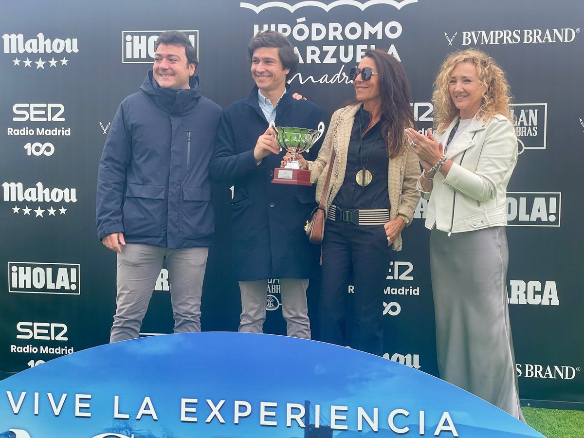 Hipódromo de La Zarzuela (@hipodromomadrid) on Twitter photo TREBELIANIC (Elzaam) fue la ganadora del Premio Glauco del domingo 13 de abril.
Enhorabuena a la Cuadra Marqués de Miraflores, al preparador <a href="/RMARacingHorses/">Roman Martín Arranz</a> y al jockey <a href="/jgelabertb/">Jaime Gelabert</a>.🥇🏇
Entregó el trofeo Ana Chavarrias, Subdirectora de Comunicación de Hipódromo de La TREBELIANIC (Elzaam) fue la ganadora del Premio Glauco del domingo 13 de abril.
Enhorabuena a la Cuadra Marqués de Miraflores, al preparador <a href="/RMARacingHorses/">Roman Martín Arranz</a> y al jockey <a href="/jgelabertb/">Jaime Gelabert</a>.🥇🏇
Entregó el trofeo Ana Chavarrias, Subdirectora de Comunicación de Hipódromo de La