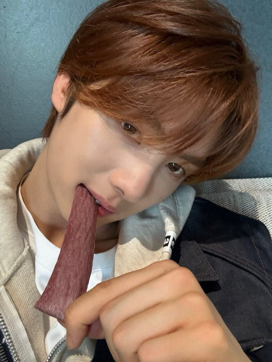 youngzzze's tweet photo. Youngzzzaicchan? Hai!!! Nani ga sukiii~? Goguma flavor! And also, Y-O-U ☆ https://t.co/epmjVqgnHM