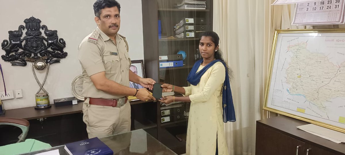 ಬಜಪೆ ಠಾಣಾ ವ್ಯಾಪ್ತಿಯಲ್ಲಿ ಕಳೆದು ಹೋದ ಮೊಬೈಲ್ ಫೋನ್ ಅನ್ನು CEIR PORTAL ಮುಖಾಂತರ  ಪತ್ತೆ ಮಾಡಿ ಈ ದಿನ  ದಿನಾಂಕ 13/04/2025 ರಂದು ಠಾಣಾ ನೀರಿಕ್ಷಕರು ವಾರಸುದಾರರಿಗೆ ನೀಡಿರುತ್ತಾರೆ...