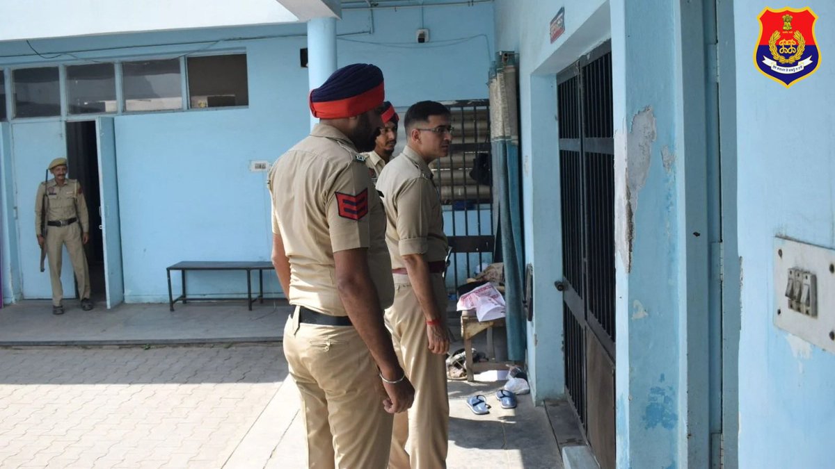 sasnagarpolice's tweet photo. SSP Mohali conducted a surprise check of Derabassi police station, where the records and security of the police station were reviewed. Apart from this,police personnel were also motivated to perform their duty with honesty & dedication.
#SurpriseChecking
#YourSafetyOurPriority https://t.co/R71A8SlDyh