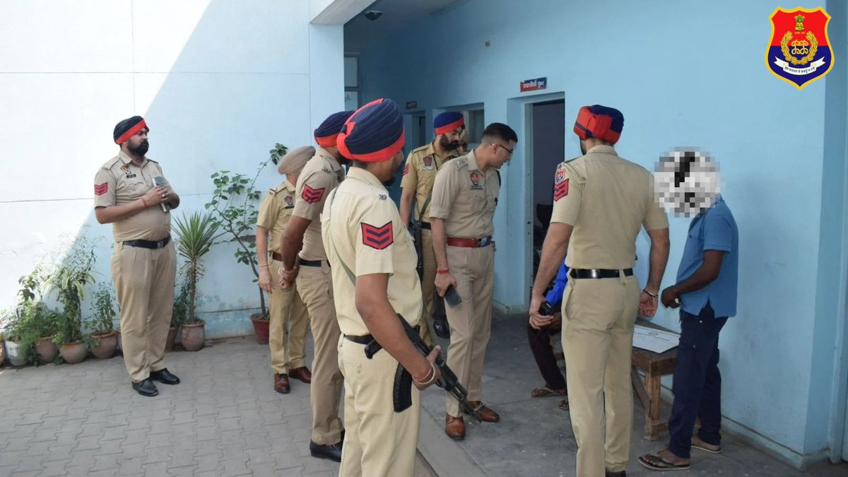 sasnagarpolice's tweet photo. SSP Mohali conducted a surprise check of Derabassi police station, where the records and security of the police station were reviewed. Apart from this,police personnel were also motivated to perform their duty with honesty & dedication.
#SurpriseChecking
#YourSafetyOurPriority https://t.co/R71A8SlDyh