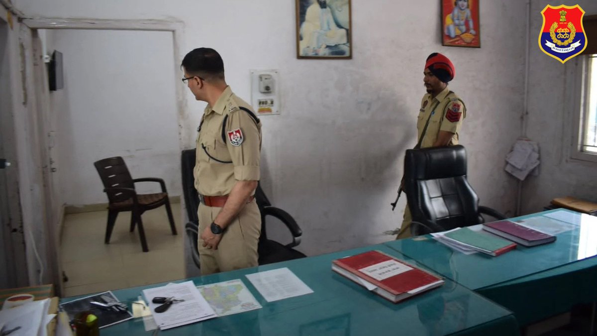 sasnagarpolice's tweet photo. SSP Mohali conducted a surprise check of Derabassi police station, where the records and security of the police station were reviewed. Apart from this,police personnel were also motivated to perform their duty with honesty & dedication.
#SurpriseChecking
#YourSafetyOurPriority https://t.co/R71A8SlDyh