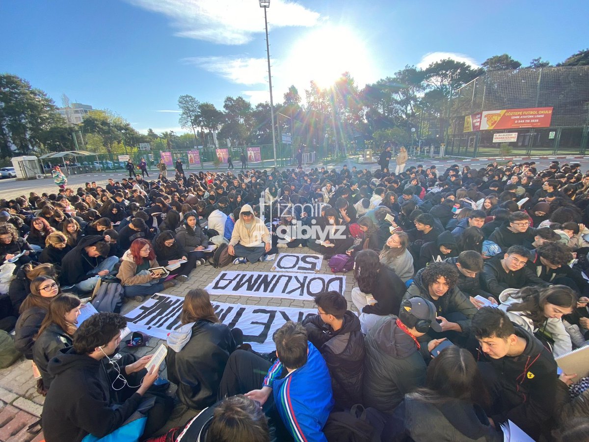 izmirgibiyiz's tweet photo. İzmir Atatürk Lisesi öğrencileri, 50 öğretmenin görevden alınmasını okul bahçesinde oturma eylemi yaparak protesto etti. https://t.co/FBfHy3UWv8