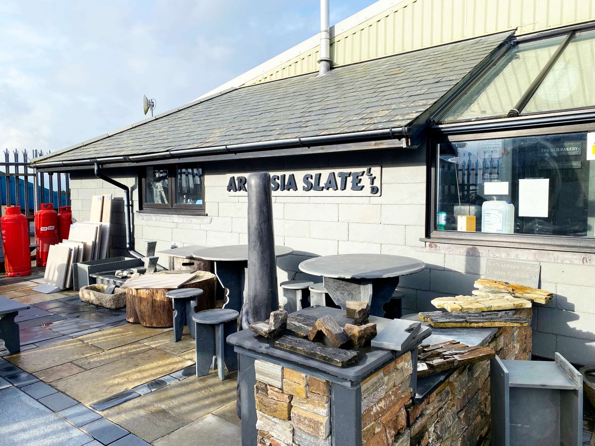 End terraced freehold industrial unit at Gunn, offering 5,026 sq ft, plus a further 1,435 sq ft, plus office and secure parking.

EPC E | CTax N/A | Freehold

📍Gunn 💷 Guide Price £375,000

📞 01271 347888 

🌐 ow.ly/VPbM50V7uv0

#WebbersEstateAgents