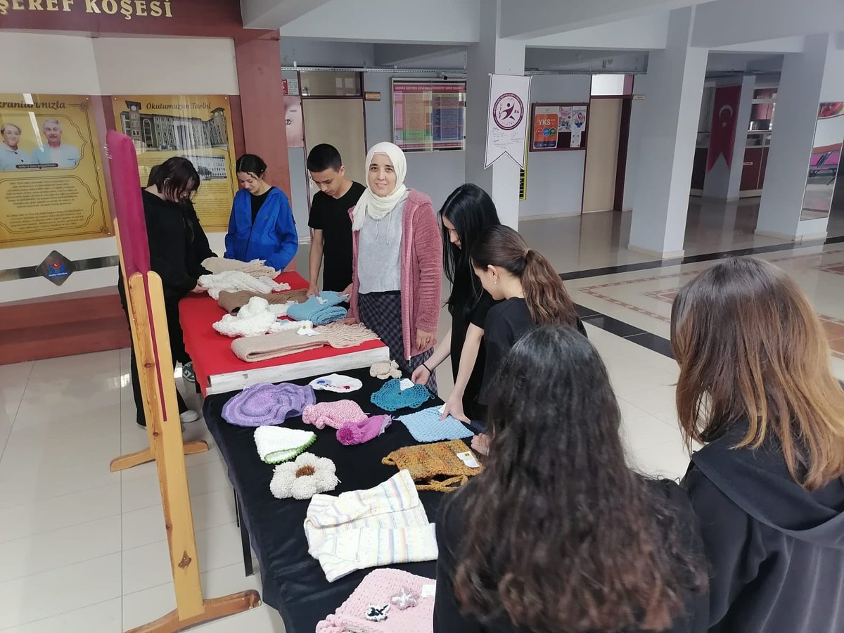 IspartaTEAL's tweet photo. İlmek ilmek mutluluk ördük sloganıyla okulumuz Görsel Sanatlar Lisesi öğretmeni Hamide Yoleri Sarıbaş 'ın atölye  öğrencilerinin açtığı örgü sergimizden görüntüler... https://t.co/FhHlWwsKRv