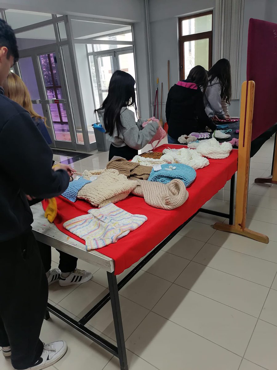 IspartaTEAL's tweet photo. İlmek ilmek mutluluk ördük sloganıyla okulumuz Görsel Sanatlar Lisesi öğretmeni Hamide Yoleri Sarıbaş 'ın atölye  öğrencilerinin açtığı örgü sergimizden görüntüler... https://t.co/FhHlWwsKRv