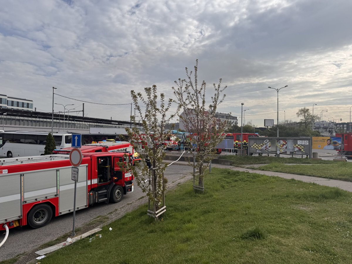 HasiciPraha's tweet photo. U požáru dílny v pražských Holešovicích zasahuje 5 jednotek, @DPPOficialni  a @Spravazeleznic 🔥 požár uhašen 2 C proudy, proběhla samovolná evakuace jednotek, jedna osoba předána do péče @zzshmp 🚑 příčina a výše škody je momentálně v šetření https://t.co/5xcksVp4JU