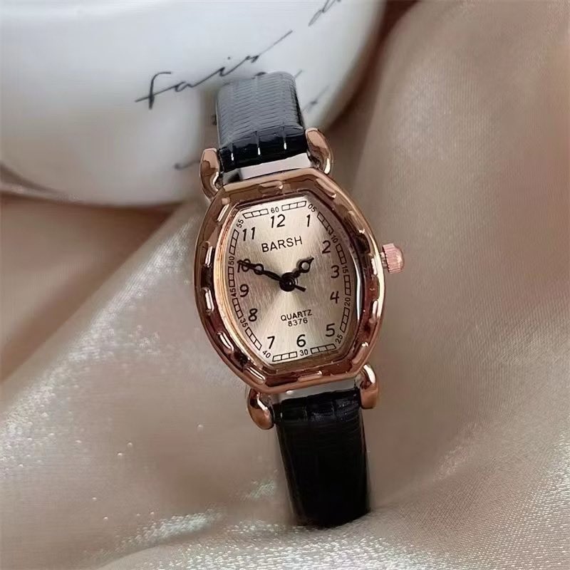 As someone yang suka pakai accessories, i suka dengan jam tangan macam ni🥰 

So cutesy!