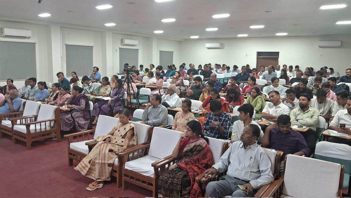 InfoGujcost's tweet photo. During the #WorldQuantumDay program, Chief Guest #ShriSatyajitDas, DDG, Doordarshan Kendra Ahmedabad, inspired all with his visionary on #Quantum Science.

He shared a powerful message:
"Quantum is a world of possibilities!"

Let’s continue to explore the #unseen, embrace the mysteries of #QuantumWorld.

@IndiaDST @dstGujarat
@ddgirnarlive @UN @GujForestDept