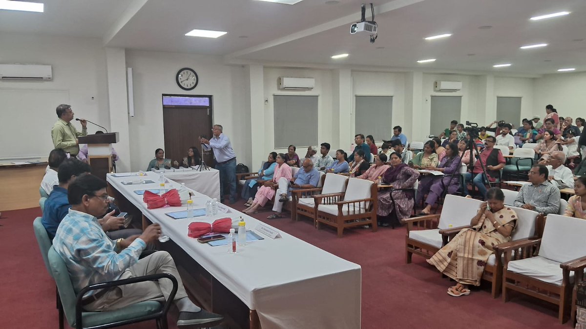 InfoGujcost's tweet photo. During the #WorldQuantumDay program, Chief Guest #ShriSatyajitDas, DDG, Doordarshan Kendra Ahmedabad, inspired all with his visionary on #Quantum Science.

He shared a powerful message:
"Quantum is a world of possibilities!"

Let’s continue to explore the #unseen, embrace the mysteries of #QuantumWorld.

@IndiaDST @dstGujarat
@ddgirnarlive @UN @GujForestDept