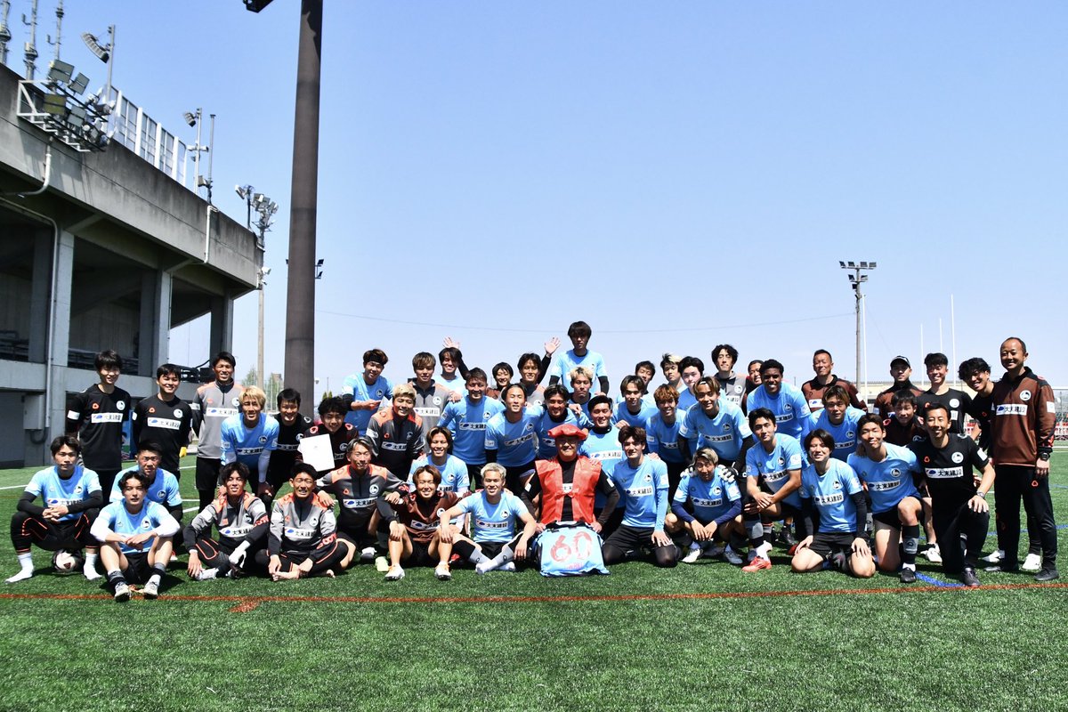 FCosakaOfficial's tweet photo. 昨日、還暦を迎えた #岩城孝次 チーフトレーナー🎉

本日チームからサプライズで、「ちゃんちゃんこ」と「特製ユニフォーム」がプレゼントされました👏💐

豊富な経験と知識で選手のケアをしてくれている岩城トレーナー！
これからもよろしくお願いします🤝🩵

#FC大阪 #fcosaka #圧倒 #J3 #東大阪 https://t.co/8klXHgZvgG