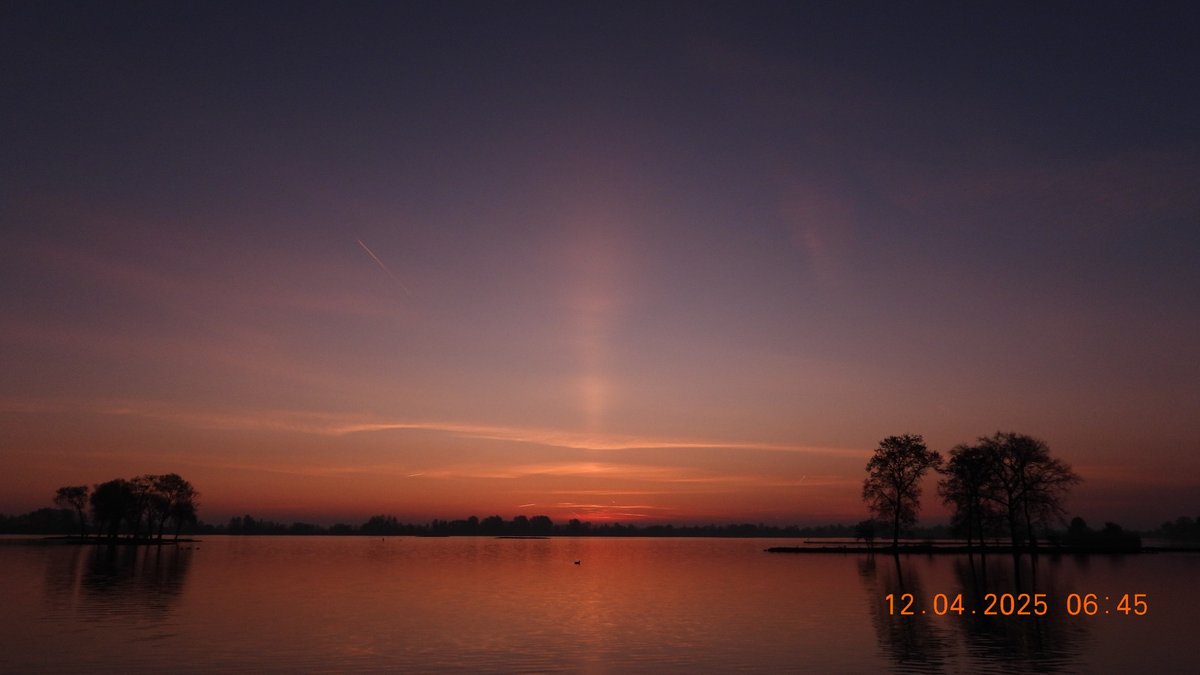 weermanrobert's tweet photo. Het afgelopen weekend was er een fraaie #lichtzuil te zien. Dit is een optisch fenomeen dat ontstaat door reflectie van licht op zeshoekige ijskristallen. Ze zweven min of meer horizontaal door de lucht en functioneren als een soort spiegeltjes. Foto: jweergouda https://t.co/DAj1P0IMBe