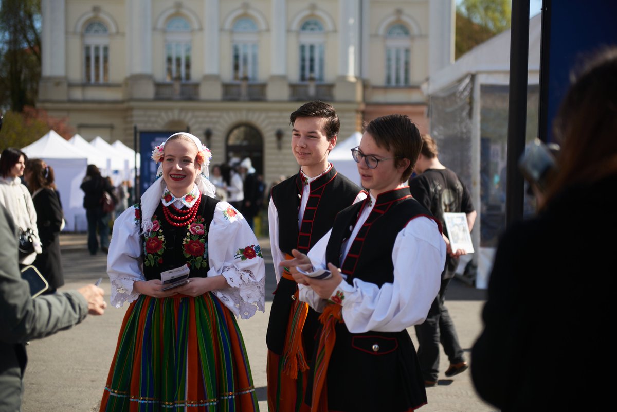 Lekcje pokazowe, symulacje medyczne, doradztwo zawodowe, ergometr wioślarski, badanie refleksu, a także liczne spotkania, quizy i gry terenowe. 12 kwietnia Kampus Główny Uniwersytetu Warszawskiego był otwarty dla wszystkich osób zainteresowanych ofertą największej uczelni w
