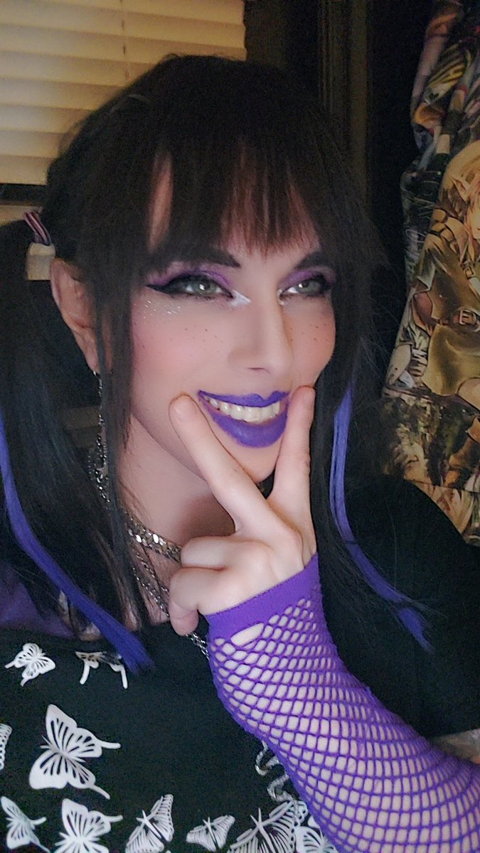 Just_HerProblem's tweet image. Went to see 40th Anniversary of vampire hunter D in theaters. Dressed up as usual the rare times I go out and don't have a mask and put together a new outfit and then comfy clothes + wore My hair The 2 new ways. Never felt prettier or had so many ppl tell I was in my life. 🖤🩷