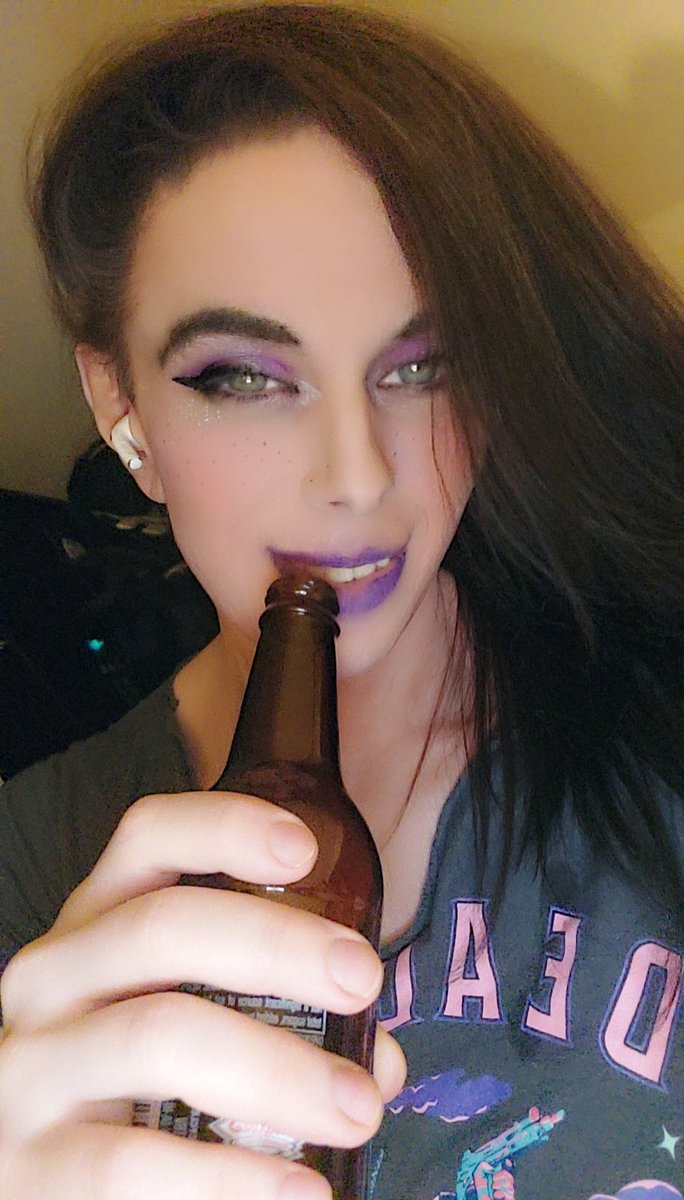 Just_HerProblem's tweet image. Went to see 40th Anniversary of vampire hunter D in theaters. Dressed up as usual the rare times I go out and don't have a mask and put together a new outfit and then comfy clothes + wore My hair The 2 new ways. Never felt prettier or had so many ppl tell I was in my life. 🖤🩷