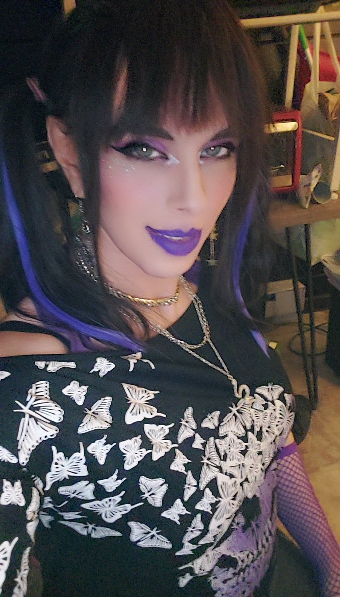 Just_HerProblem's tweet image. Went to see 40th Anniversary of vampire hunter D in theaters. Dressed up as usual the rare times I go out and don't have a mask and put together a new outfit and then comfy clothes + wore My hair The 2 new ways. Never felt prettier or had so many ppl tell I was in my life. 🖤🩷