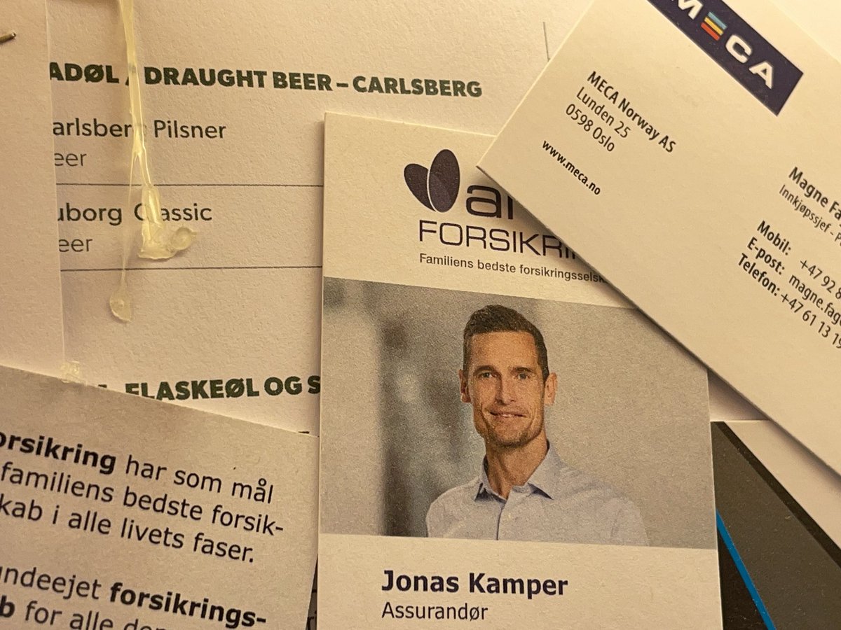 Suppespot på Grøftens pissoir, hvor de - af en eller anden grund - har en opslagstavle med visitkort.