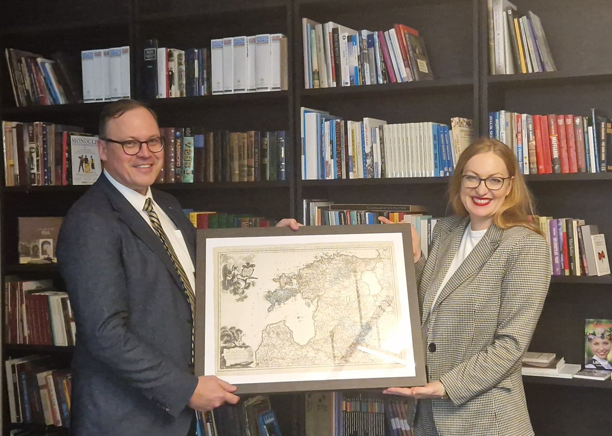 Suursaadik <a href="/EerikMarmei/">Eerik Marmei</a>  võttis tänuga vastu <a href="/LNB_lv/">Nacionālā bibliotēka</a> direktori Dagnija Baltiņa poolt kingituseks kaasa toodud Vana-Liivimaa 1798. aasta kaardi koopia, millele on jäädvustatud Eesti ja Läti ühine ajalugu. Kohtumisel arutati võimalikku koostööd #raamatuaasta raames.