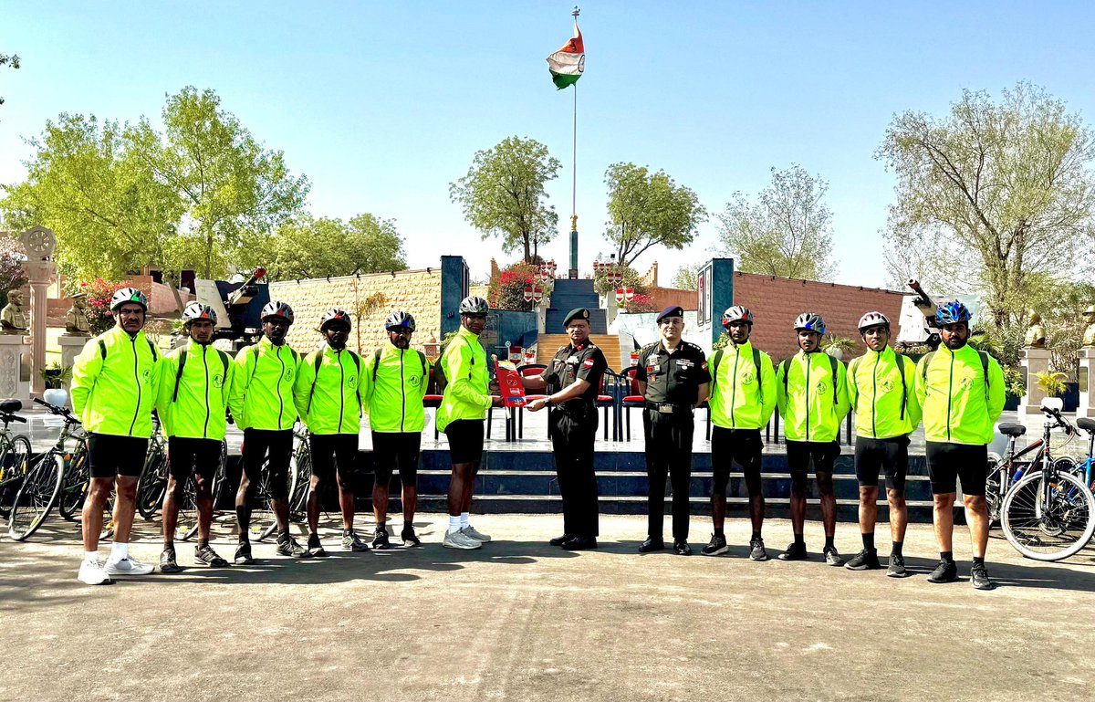 KonarkCorps's tweet photo. #ArmyForAdventure
Cycling Expedition undertaken by #BlazingSkiesBrigade was flagged in at #Jodhpur after traversing 2100km through remote villages of #Rajasthan. The team interacted with #Veterans & #VeerNaris & inspired youth to contribute towards #NationBuilding.
@IaSouthern https://t.co/09dos3GdYY