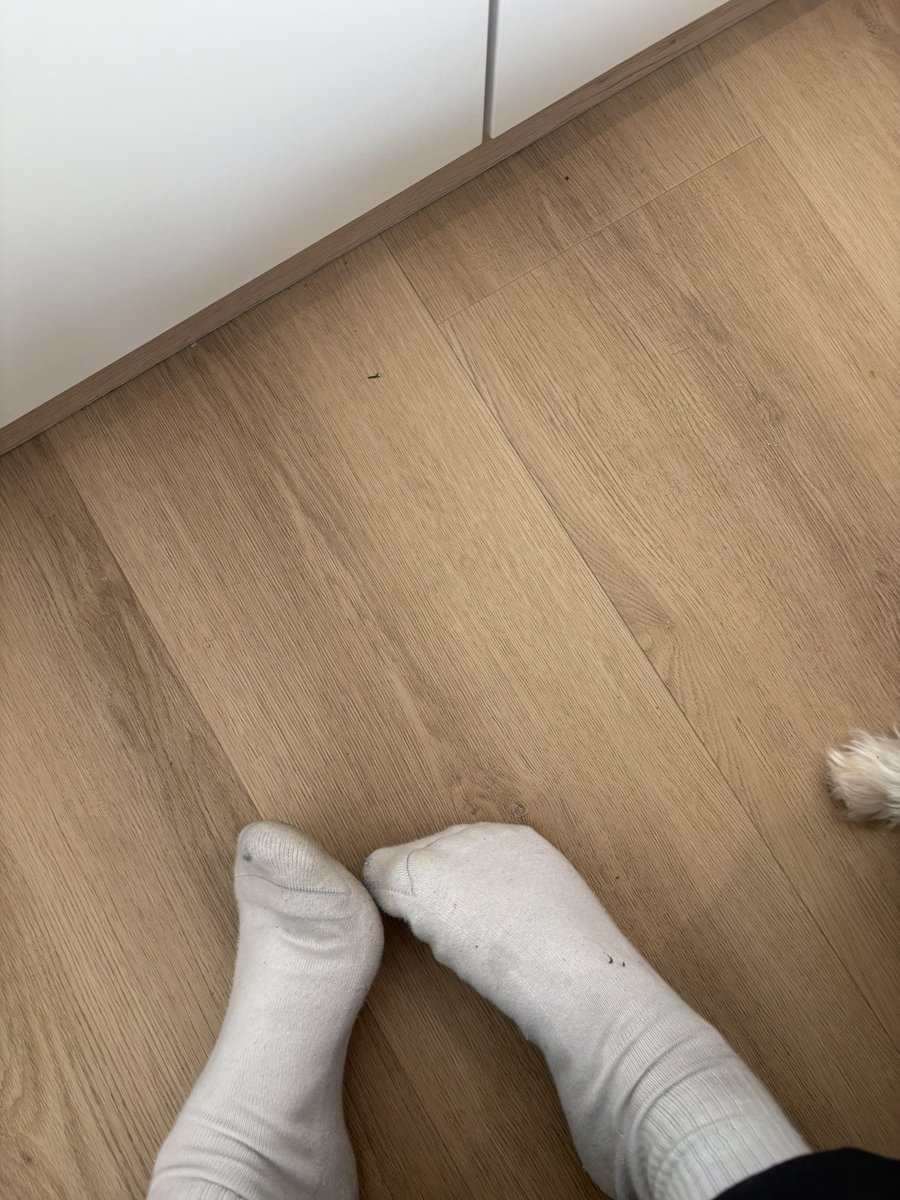 An meine treuen Fußdiener
Nach einem langen Tag voller Macht und Eleganz gönne ich euch heute eine kleine Gnade:
Fußbilder &amp; Sockenbilder nur 5€
Nur heute. Nur für die, die sich als würdig erwiesen haben.
Zahl oder bleib unsichtbar.🧎🧎