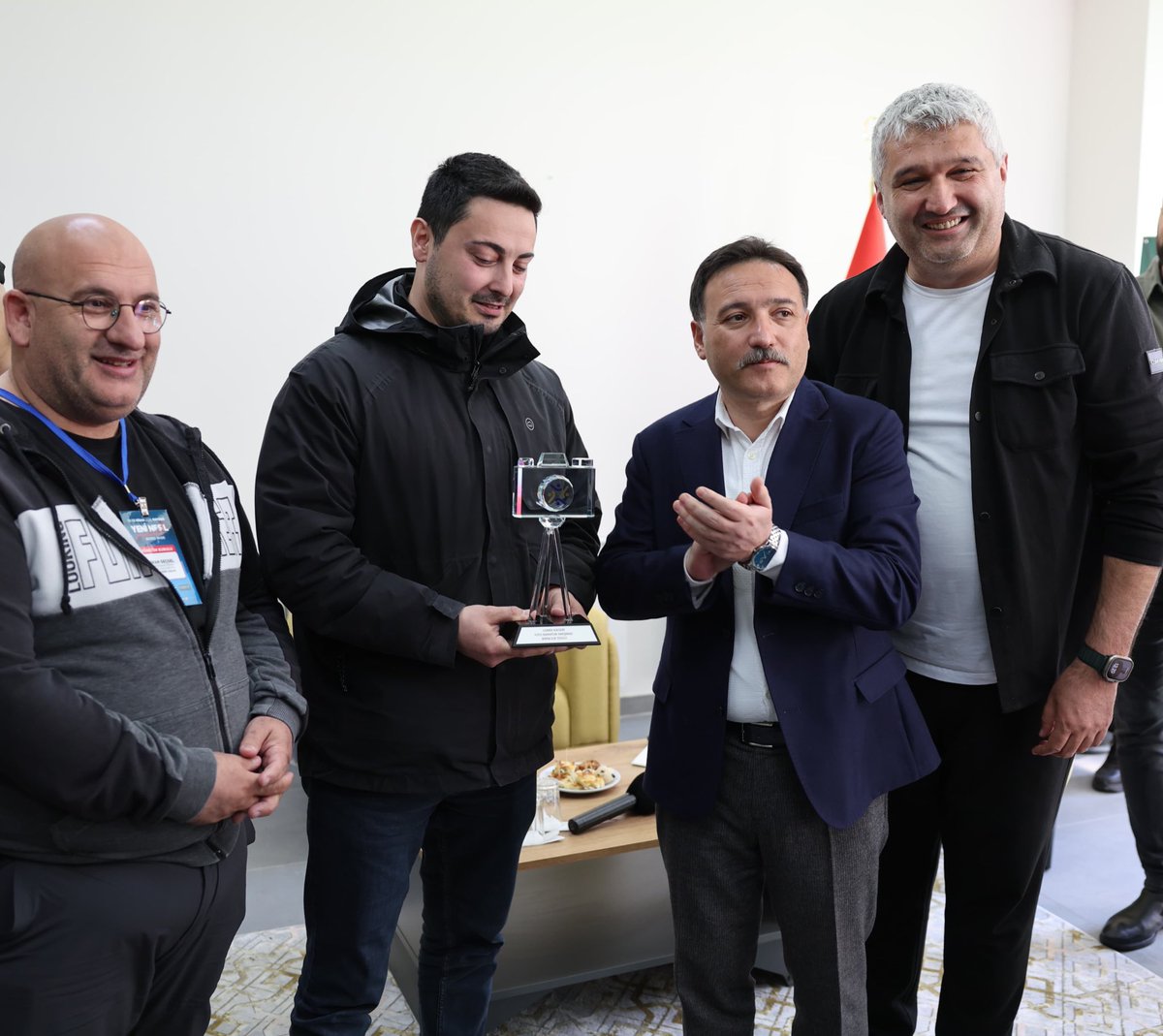 Uluslararası Sosyal Medya Kullanıcıları Derneği (USMEK) tarafından düzenlenen Kayseri Foto Maraton Yarışması’nda birincilik ödülüne layık görülen Show Haber kameramanı Tolga Ayçicek’i tebrik ediyor, kariyerinde üstün başarılar diliyoruz.

<a href="/izzetaydin_tr/">izzet AYDIN 🇹🇷</a>