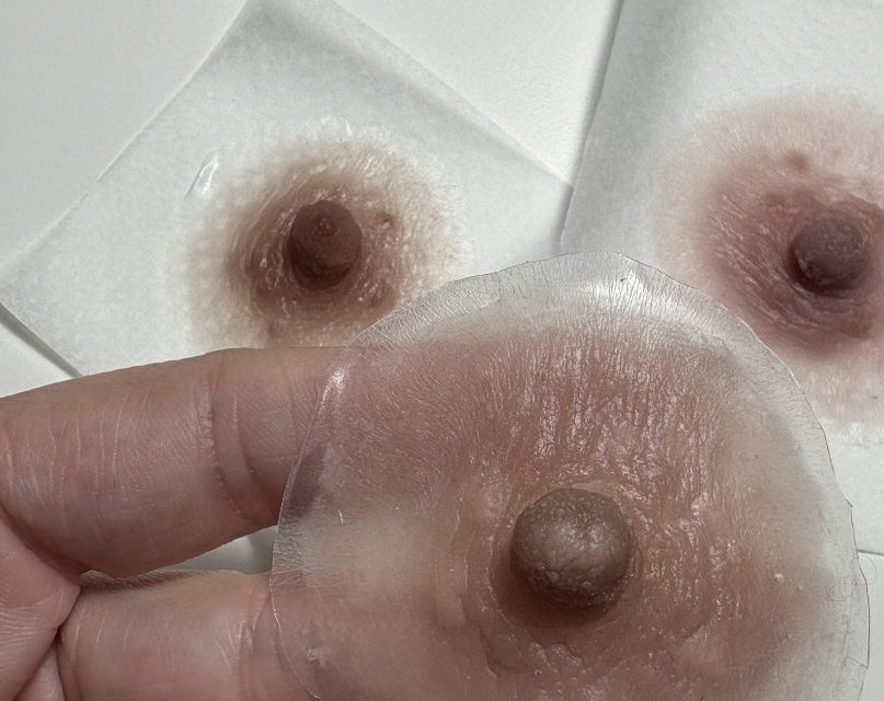 #Innovación #Enfermera 
Una enfermera diseña prótesis de areolas para devolver la confianza a las mujeres #mastectomizadas 
Según los últimos datos de la SEOM, en 2024 se diagnosticaron más de 36.000 nuevos casos de cáncer de mama
diarioenfermero.es/una-enfermera-…