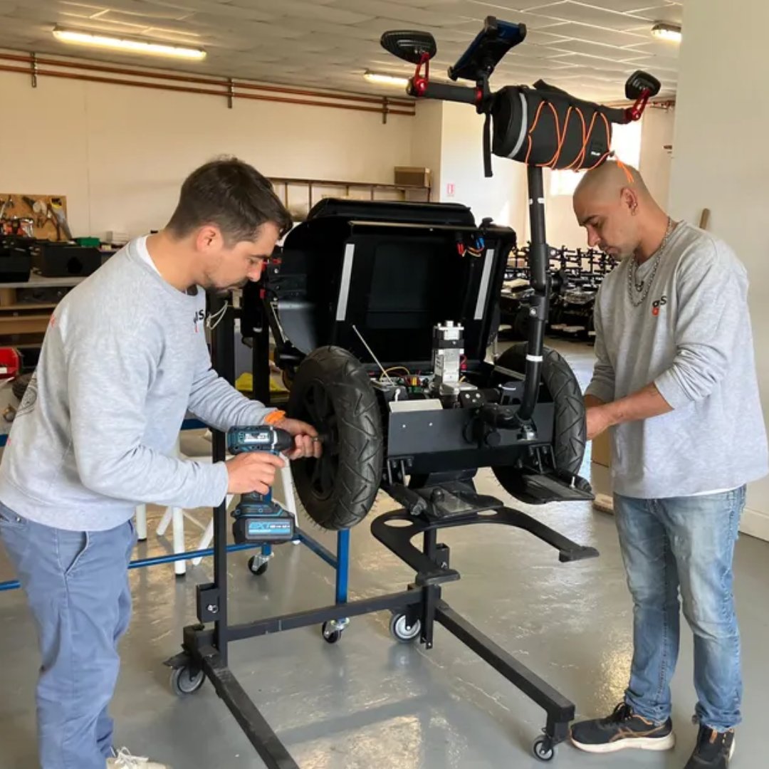 🇫🇷 Ce fauteuil roulant made in Auvergne révolutionne la mobilité des personnes en situation de handicap ! Compact (53 cm), deux fois moins cher qu'un fauteuil traditionnel et conçu à partir d'un gyropode, le fauteuil roulant Gus peut parcourir jusqu'à 20 km par jour. 🦽 (France