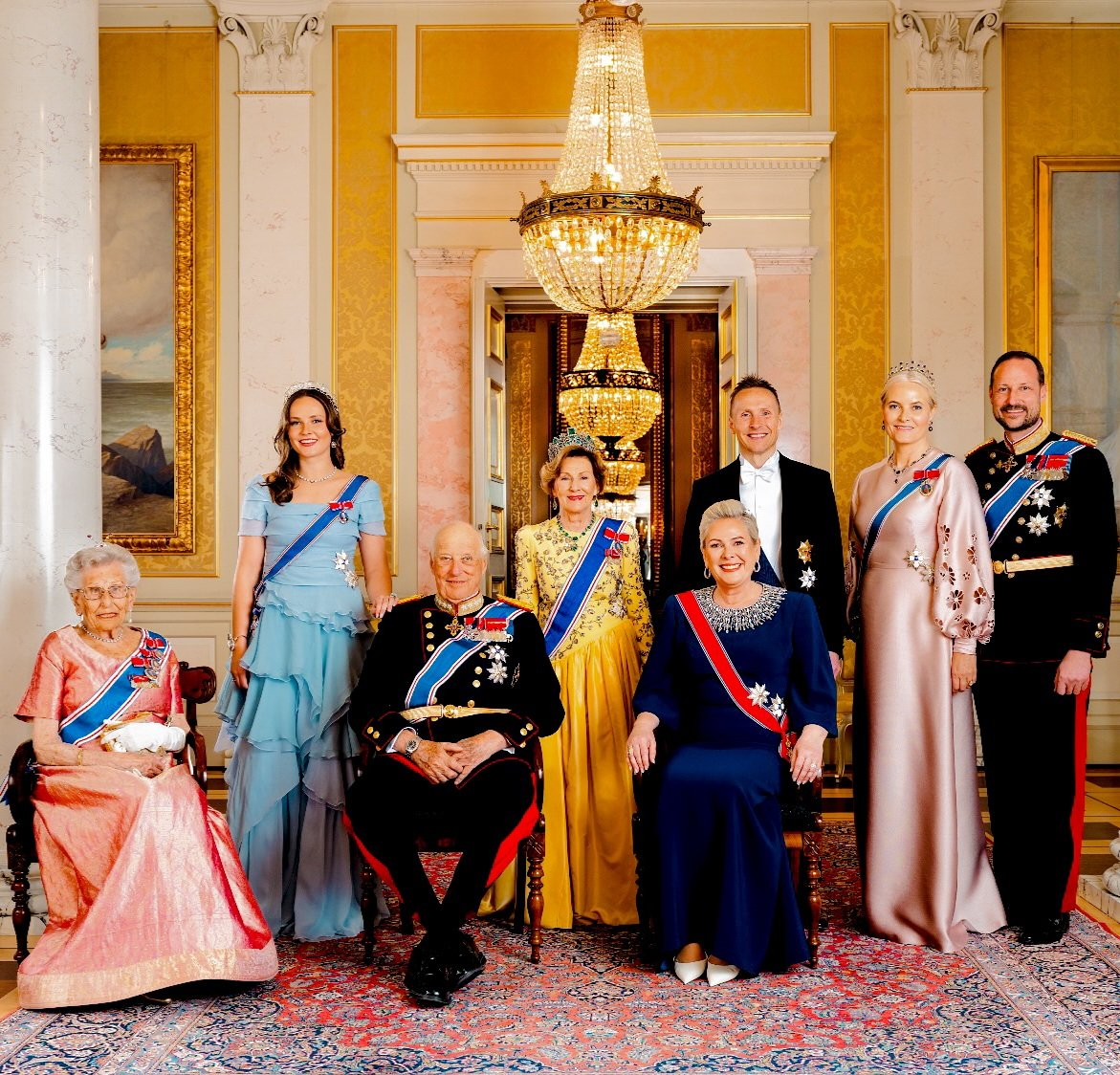 royalchildren_'s tweet photo. #KingHarald V, #QueenSonja #CrownPrinceHaakon #CrownPrincessMetteMarit #PrincessIngridAlexandra and #PrincessAstrid of Norway pose for an official portrait as they attend a State Banquet during the Icelandic State Visit, at The Royal Palace in Oslo, Norway 🇮🇸🇳🇴 -April 8th 2025. https://t.co/S6UBik3d97