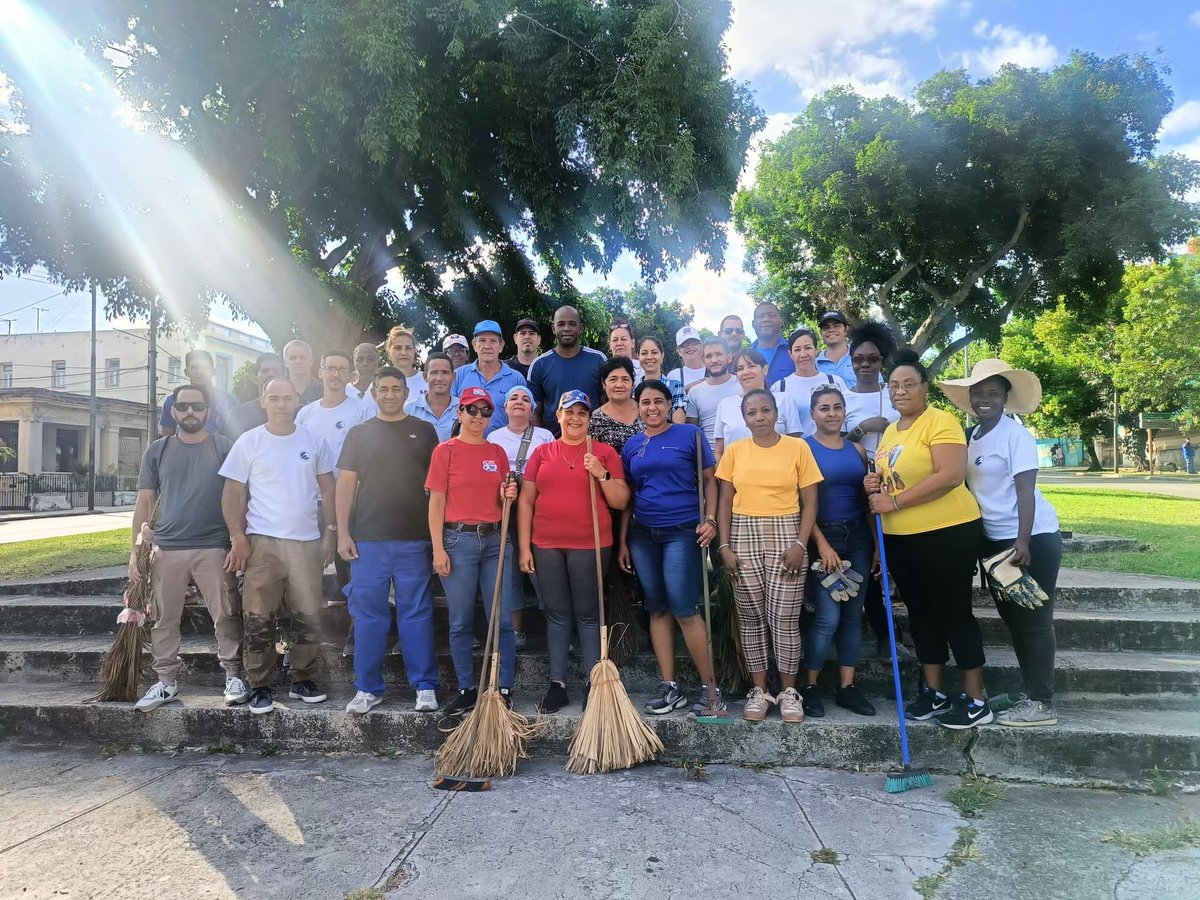 MayraArevich's tweet photo. Los trabajadores de las Comunicaciones participamos hoy en trabajo voluntario en limpieza y embellecimiento en Paseo desde Zapata hasta 27, lugar de concentración de nuestro bloque, junto al municipio Plaza de la Revolución, para el Desfile del 1ro de Mayo. #PorCubaJuntosCreamos https://t.co/JsspbsIFlD