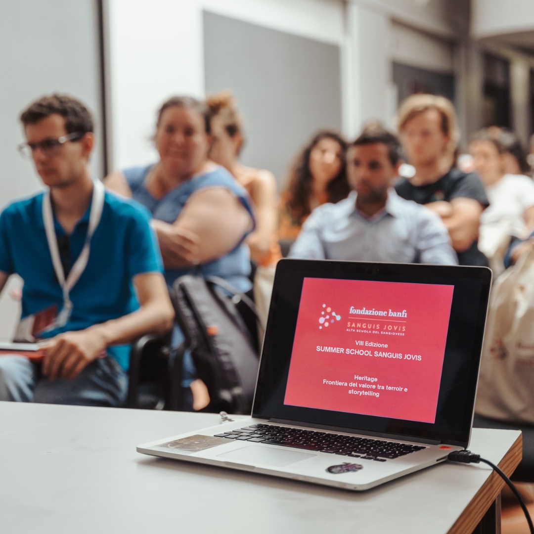 📚 Sanguis Jovis Summer School returns July 7–11 in Montalcino. “Heritage” is the theme of the 8th edition. 
#banfiexperience #sanguisjovissummerschool