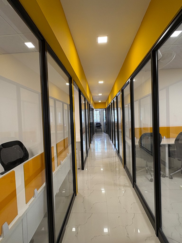 TheSalemNew's tweet photo. Happy Office "Co-working" space is now open at #Salem 🛋️👨💻
Location 📍: 3rd Floor, Shanmuga Plaza, Meyyanur, Near ARRS Multiplex
#HappyOffice - Another Salem based Co-working firm set to have presence in Chennai, Coimbatore, Trichy & Pondicherry 🥳🥳
Credits: @Charanyan5 https://t.co/D0uzmYwqT7