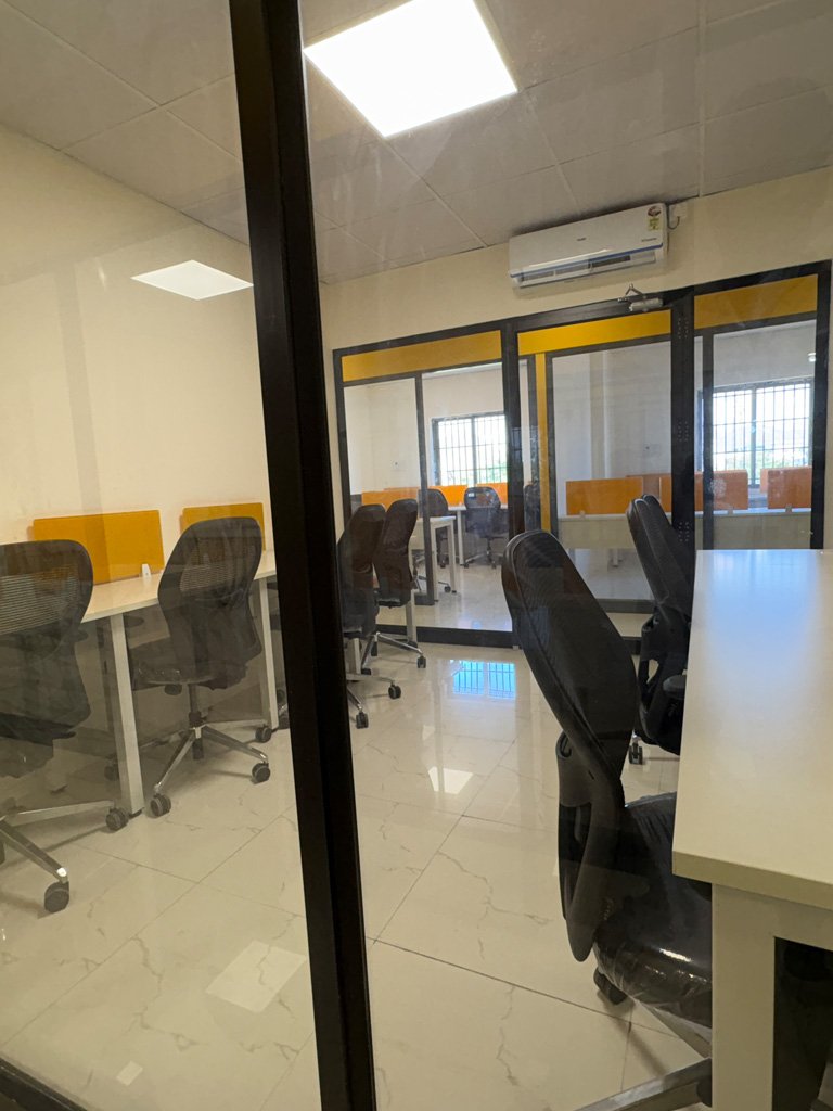 TheSalemNew's tweet photo. Happy Office "Co-working" space is now open at #Salem 🛋️👨💻
Location 📍: 3rd Floor, Shanmuga Plaza, Meyyanur, Near ARRS Multiplex
#HappyOffice - Another Salem based Co-working firm set to have presence in Chennai, Coimbatore, Trichy & Pondicherry 🥳🥳
Credits: @Charanyan5 https://t.co/D0uzmYwqT7