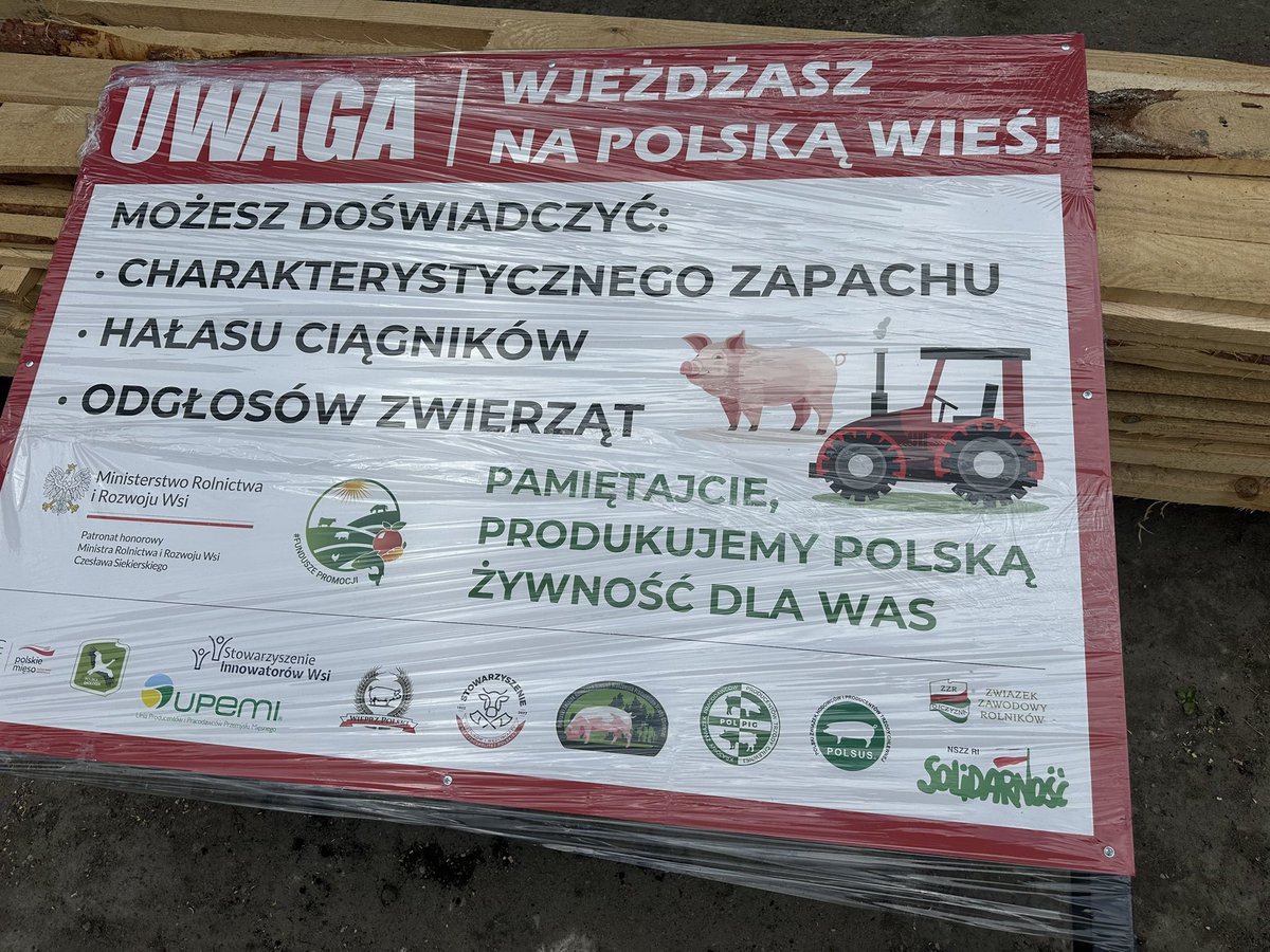 W jakich czasach żyjemy, że trzeba stawiać takie tablice aby przypomnieć do czego służy wieś. Już dawno powinno to być rozwiązane systemowo na wzór francuski czy austriacki . Rolnicy są właścicielami prawie 40% naszego pięknego kraju a traktuje się Nas jak intruzów