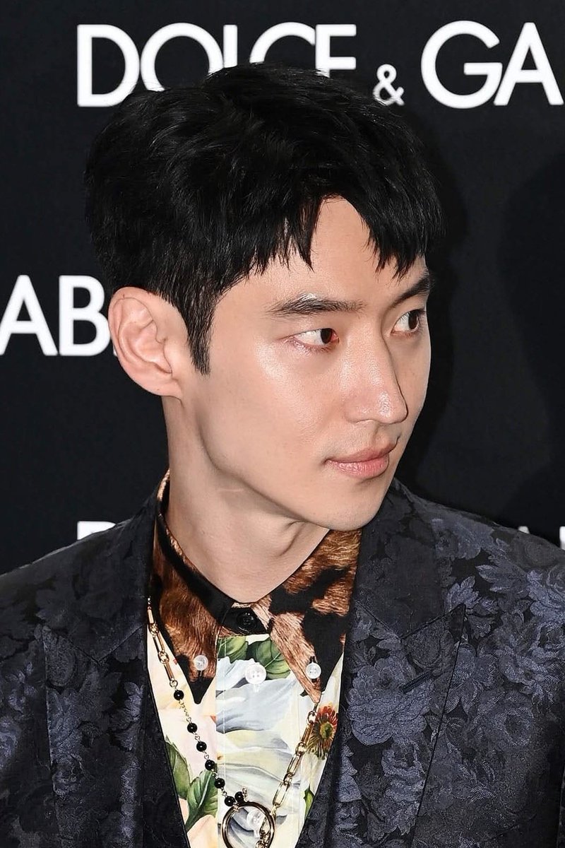 이제훈 날티도 된다<<사건
첫사랑처럼 생긴 이제훈이 개화려한 수트와 셔츠를
맞춰 입고 날티양아치도 가능한 걸 보여준 사건이다