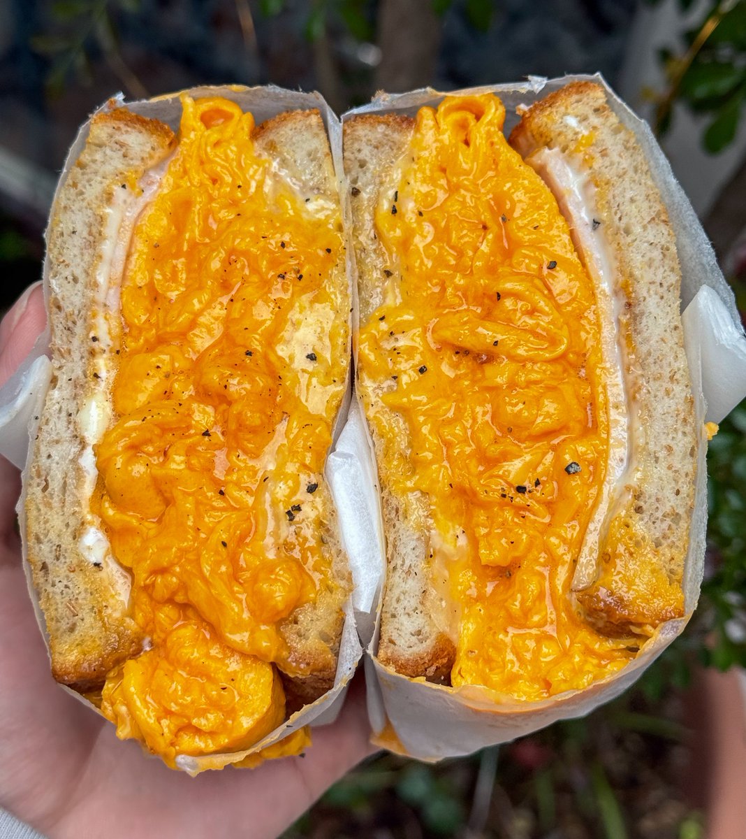 サンダウナー東京オムレツ】 @新宿駅から徒歩4分 極厚オムレツを挟んだ