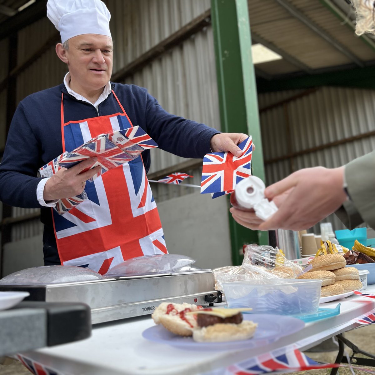 Peter_Henley's tweet image. This is an exceptionally patriotic farm barbecue Ed Davey is running in Oxfordshire