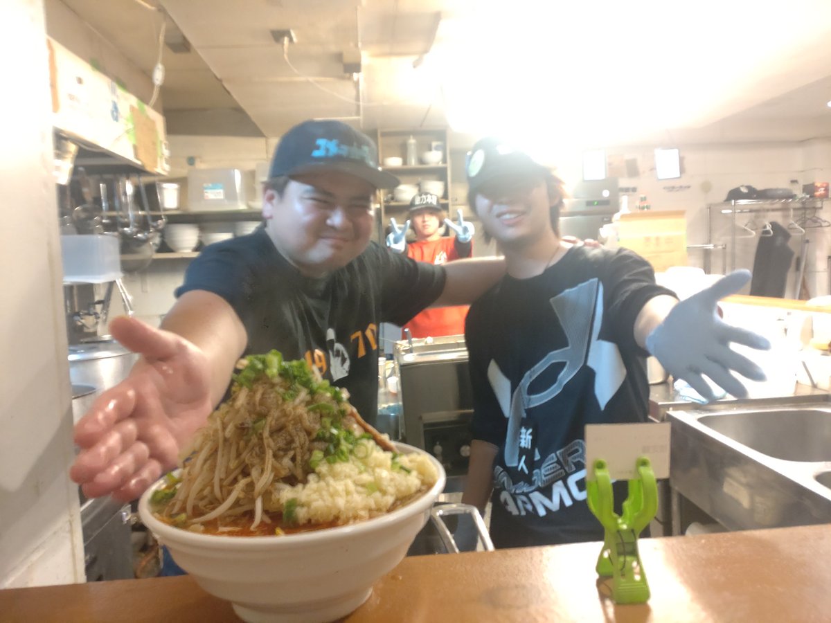 #夢を語れ松山
特製　真・酸辣湯麺300、全マシ

まろやかな酸味と甘みが味わえるスープ。初手はラー油のある側とない側で飲み比べ、中盤は混ぜ合わせ、最後はニンニクを溶かして。モチツルの麺をすすっているうちに、気付けば久々のパーフェクト。

ごちそうさまでした。みんな笑顔がいいね！